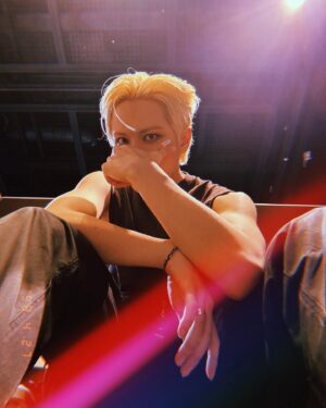 Kim Dong-han Instagram - 탈색했어영🟨