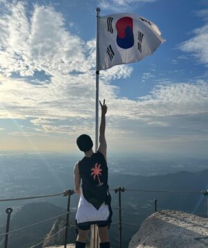 Kim Dong-han Instagram - 등산하기⛰️⛰️