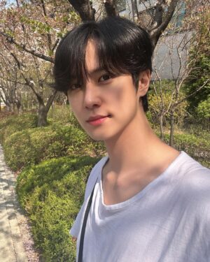 Kim Dong-han Instagram - 나도 벚꽃🌸