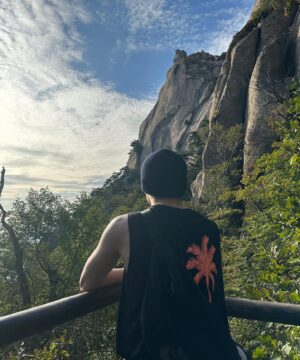 Kim Dong-han Instagram - 등산하기⛰️⛰️
