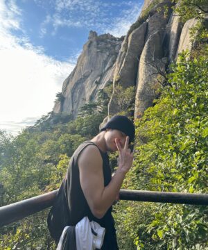 Kim Dong-han Instagram - 등산하기⛰️⛰️