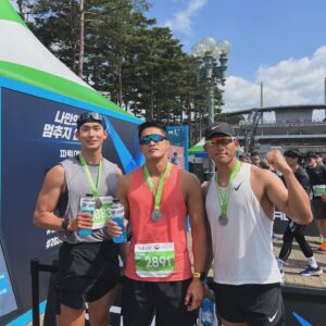 Kim Dong-hyun Instagram - #광고
2024 서울신문 하프마라톤!! 10km 44분 03초🏃🏻‍♂️😅

또 #physical100 팀과 함께 뛰어서 즐거웠습니다!

42분대 완주는 6월 마라톤에서 반드시!!🔥🫡

땀 많이 흘렸지만 #파워에이드 마시고 수분 보충 제대로 했습니다!💦

#파워에이드 #파워에이드제로 #나만의순간멈추지않는파워 #2024서울신문하프마라톤 #POWERADE #러닝 @coke.deal 
#physical100season2