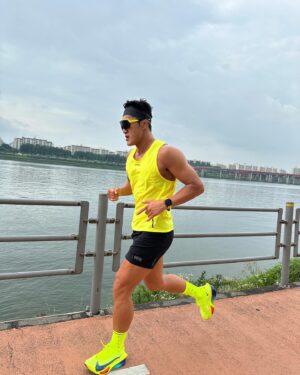 Kim Dong-hyun Instagram - 철인 3종 비공식 첫 완주!😃🔥🫡 평생 운동하면서 제일 뿌듯한 날😁😁행복하다🔥💪 #triathlon D-15
#swimming 1.5km 48:16
#cycling 40km 1:23:59
#running 10km 47:45
@minhoheotri 허코치 고마워🙏 
#gorewear @gorewear_korea_distributor @smith_sinsa