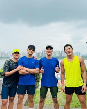 Kim Dong-hyun Instagram - 철인 3종 비공식 첫 완주!😃🔥🫡 평생 운동하면서 제일 뿌듯한 날😁😁행복하다🔥💪 #triathlon D-15
#swimming 1.5km 48:16
#cycling 40km 1:23:59
#running 10km 47:45
@minhoheotri 허코치 고마워🙏 
#gorewear @gorewear_korea_distributor @smith_sinsa