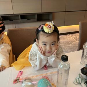 Kim Dong-hyun Instagram - 우리집 사랑둥이 막내 연서 첫 생일 축하파티🎉🎂 
가족끼리 보내는 생일이지만 
첫 돌은 제일 좋은 곳에서 추억만들기☀️🥰💕
#페어몬트앰배서더서울 #생일파티 @fairmontseoul