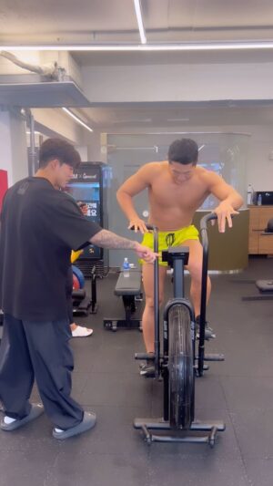 Kim Dong-hyun Instagram - 20cal sprint🔥17sec🚴 
#assaultairbike #2초단축 
#어썰트바이크소리주의⚠️
.
.
.
#압구정하바스 #하바스mma #주짓수 #킥복싱 #PT 
@havas_seoul @havas_mma
