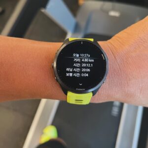 Kim Dong-hyun Instagram - 🏃🏻‍♂️ #treadmillrunning #10km마라톤준비
.
14km/h - 20min 💪🔥 
.
다음은 25min!!🏃🏻‍♂️
