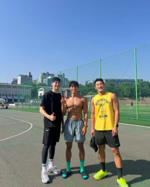 Kim Dong-hyun Instagram - 역시 #스웻온서울 크루는 쉬운 날이 없다🔥인터벌로 12km🥵
#intervaltraining #sweatonseoul #목요일0700 #야소800
🏃🏻‍♂️
800m 3:20 [페이스 4:10/km]
400m 3:20
10sets(12km)
.
@binisshoman 카메라 들고 뛰는 클라쓰🫡💪
