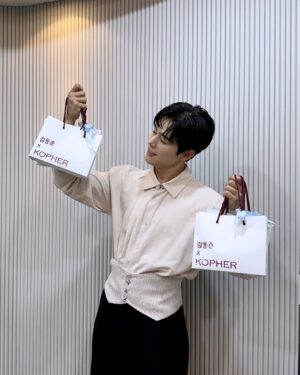 Kim Dong-jun Instagram - RECORD : 첫번째 기록 
코페르 쇼핑 완료. @kopher_official 
#코페르 함께 해주셔서 감사합니다 🎁