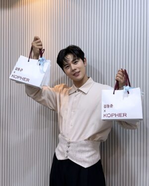 Kim Dong-jun Instagram - RECORD : 첫번째 기록 
코페르 쇼핑 완료. @kopher_official 
#코페르 함께 해주셔서 감사합니다 🎁