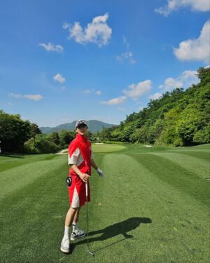 Kim Dong-jun Instagram - Malbon day ⛳️ @malbongolf @youngmi_0909 
말본데이~ 영미누나 고마워요!!!