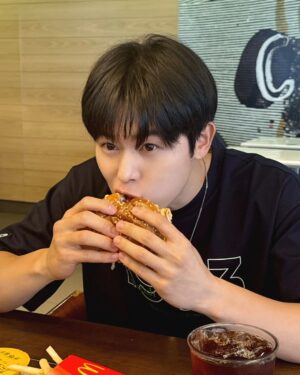 Kim Dong-jun Instagram - 점심 🍔