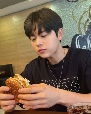 Kim Dong-jun Instagram - 점심 🍔