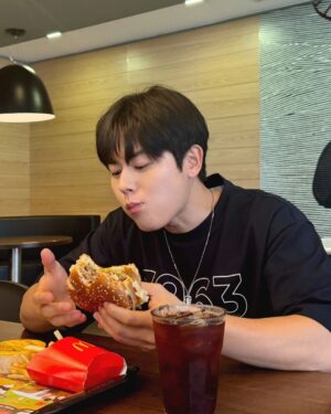 Kim Dong-jun Instagram - 점심 🍔
