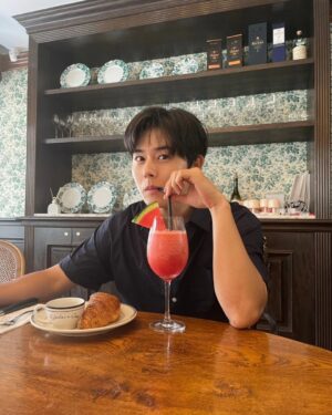 Kim Dong-jun Instagram - 오늘 날씨엔 땡모반 แตงโมปั่น 🍉