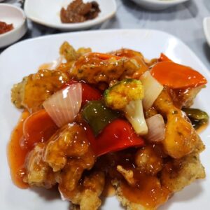 Kim Eui-sung Instagram - 어제 저녁 먹었던 세상 부드러운 삼치회, 삼치탕수, 그리고 고흥에서의 마지막 끼니 매생이 칼국수.
고흥, 잘 먹고 마시고 갑니다!