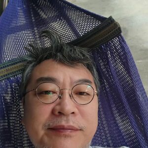 Kim Eui-sung Instagram - 치앙마이 너무나 이상한 곳입니다.
일주일이 지났는데 여전히 아무것도 하지 않고 있습니다.
오늘 아침 짝꿍이 찍어준 사진을 보니 너무 폐인 같아서 큰 맘 먹고 머리도 자르고 수염도 깎았습니다.
보람 있고 피곤하네요.
점심 먹고 들어가서 낮잠 자겠습니다.