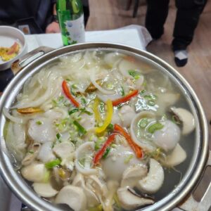 Kim Eui-sung Instagram - 고흥의 평범한 아침식사.
키조개전골과 해물된장
 #고흥여행 #뚝배기식당