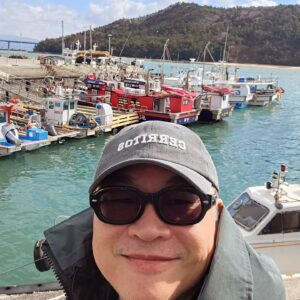 Kim Eui-sung Instagram - 이번 여행은 고흥입니다.
눈발이 날리는 녹동항에서 시작합니다.
재밌게 먹고 마셔볼게요!
#고흥 #고흥여행