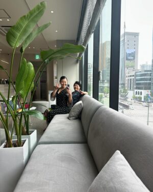 Kim Eun-young Instagram - 연예인 피부 관리 뭐 별거 없어요~
그냥 보시다시피 좋은 시술 이렇게 다 때려박으면 되는걸요~^^
시술이 궁금하시면 게시물을 옆으로 넘겨주세요!

요즘 이영애 리프팅으로 유명하다는 덴서티 하이
설명은 듣긴 했는데 용어가 어려우니
그냥 사진보는게 빠를거에요 ㅎㅎㅎㄹ
우선 제 솔직한 후기는 
받은 직후에 붉은 기나 붓기 전혀 없었고
아플까봐 살짝 쫄았는데!!!
일단 안아파서 넘 좋아요ㅋㅋㅋㅋ
살짝 뜨겁긴한데 참을만해요 ㅎㅎ 
예뻐질려면 뭐 이정도쯤은~^^

받고나서 피부가 쫀쫀해지고 탱탱해져서
기분이 좋아욯ㅎㅎㅎ아 의사선생님께서
콜라겐 엘라스틴 촉진시켜주는거라 볼륨이 생기는거래요!
여러분도 저랑 같이 아름다워져요!🩵
@density.kr 

#density #덴서티리프팅 #리프팅후기 
#학동사거리피부과 #방숙현원장님