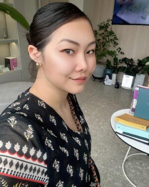 Kim Eun-young Instagram - 연예인 피부 관리 뭐 별거 없어요~
그냥 보시다시피 좋은 시술 이렇게 다 때려박으면 되는걸요~^^
시술이 궁금하시면 게시물을 옆으로 넘겨주세요!

요즘 이영애 리프팅으로 유명하다는 덴서티 하이
설명은 듣긴 했는데 용어가 어려우니
그냥 사진보는게 빠를거에요 ㅎㅎㅎㄹ
우선 제 솔직한 후기는 
받은 직후에 붉은 기나 붓기 전혀 없었고
아플까봐 살짝 쫄았는데!!!
일단 안아파서 넘 좋아요ㅋㅋㅋㅋ
살짝 뜨겁긴한데 참을만해요 ㅎㅎ 
예뻐질려면 뭐 이정도쯤은~^^

받고나서 피부가 쫀쫀해지고 탱탱해져서
기분이 좋아욯ㅎㅎㅎ아 의사선생님께서
콜라겐 엘라스틴 촉진시켜주는거라 볼륨이 생기는거래요!
여러분도 저랑 같이 아름다워져요!🩵
@density.kr 

#density #덴서티리프팅 #리프팅후기 
#학동사거리피부과 #방숙현원장님