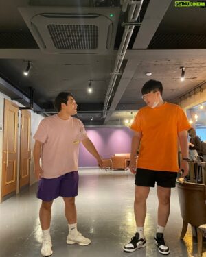 Kim Hae-jun Instagram - .
잊고있었던 사진을 발견했다.
이날은 용주가 날 따라서 
똑같이 입었던날이었다.
하지만 양말길이를 
잘못 선택했더랬지.

#풉