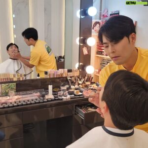 Kim Hae-jun Instagram - .
오늘도 
새하얀치아를
새까맣게 요청하신
프로페셔널 이창호 개그맨님.
침에도 지워지지 않도록
유성매직으로 마무리 잘해드렸습니다.

#이경민포레 #이창호 #치석제거
#치과추천 #치주질환 #이가탄
#치아미백 #썩은이 #누런니 #황니