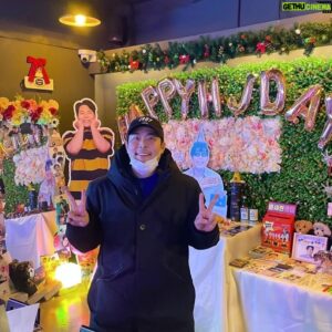 Kim Hae-jun Instagram - .
곳곳에
하나하나 
정성껏 만들어주셔서 
너무 고맙습니다~~!!! 
술집에는 제 안경 쓴 판넬에 
쪽지 붙이고왔어요~
버스사진은 막 출발하는거 잠깐 찍고 
몇대 기다리다가..
시간상 같이는 못찍었어요~
오늘이랑 전주에 
보내주신 선물들도 모두 잘 받았습니다~
생일 축하해 주셔서
정말 감사합니다~

#생파 #찐행복