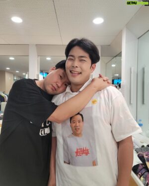 Kim Hae-jun Instagram - .
너무나도 대단히 예쁜티를 입고나니
웃음이 절로 났습니다.

#김용명 #김용명티