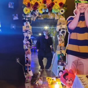 Kim Hae-jun Instagram - .
곳곳에
하나하나 
정성껏 만들어주셔서 
너무 고맙습니다~~!!! 
술집에는 제 안경 쓴 판넬에 
쪽지 붙이고왔어요~
버스사진은 막 출발하는거 잠깐 찍고 
몇대 기다리다가..
시간상 같이는 못찍었어요~
오늘이랑 전주에 
보내주신 선물들도 모두 잘 받았습니다~
생일 축하해 주셔서
정말 감사합니다~

#생파 #찐행복