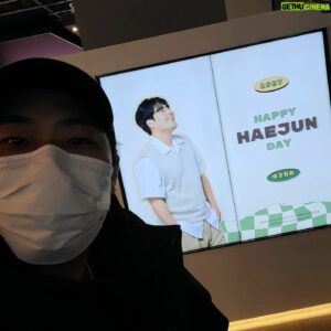 Kim Hae-jun Instagram - .
곳곳에
하나하나 
정성껏 만들어주셔서 
너무 고맙습니다~~!!! 
술집에는 제 안경 쓴 판넬에 
쪽지 붙이고왔어요~
버스사진은 막 출발하는거 잠깐 찍고 
몇대 기다리다가..
시간상 같이는 못찍었어요~
오늘이랑 전주에 
보내주신 선물들도 모두 잘 받았습니다~
생일 축하해 주셔서
정말 감사합니다~

#생파 #찐행복