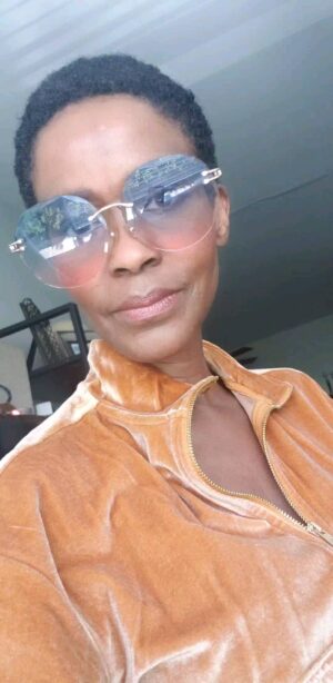Kim Hawthorne Instagram - Live your best! 💛🔆🦋

#fyp #thekimhawthorne #fashion #sunglasses #happiness #lifestyle
