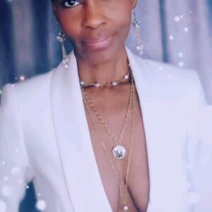 Kim Hawthorne Instagram - Get your WEEKEND ON! 🤍🤍💛💛 Be well and be blessed!

#thekimhawthorne #greenleaf #melanin #naturalhair #naturalbeauty #whitesuit #jewelry #blacklove #weekendvibes #tgif