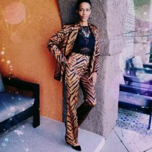 Kim Hawthorne Instagram - Happy Monday, Y'all. You matter! 🤎💙 Keep your head up. 🤎💙

#thekimhawthorne #mondaymotivation #zara #paparazzijewelry #suits #calilifestyle #california #agape
