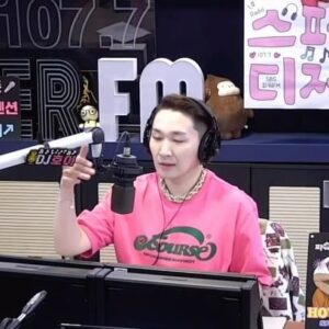 Kim Ho-young Instagram - 오늘 야단났던 #호이스타일 💖💚 #호오티디 😎
.
라디오방송 하면서 양말을 보여드린 건.. 뒷꿈치를 보여드린 건 처음🤣
.
오늘은 #수박바 느낌의 #패션스타일 이었지요 🤭
.
오늘 착용한 아이템들도 궁금하시죠!? ㅎ 
@hoy_hootd  계정 피드에 정리해서 올릴게요~^^ 
일단 사진에는 태그를 😉
