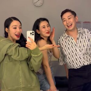 Kim Ho-young Instagram - Everybody say ffany! summer! 🌹 & hoy! ♦️
.
Roxie~Roxie~ Heart! ❤️
All ~ That~ Jazz! 🎶🎵