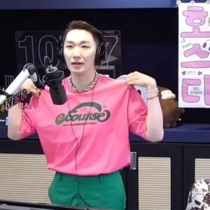 Kim Ho-young Instagram - 오늘 야단났던 #호이스타일 💖💚 #호오티디 😎
.
라디오방송 하면서 양말을 보여드린 건.. 뒷꿈치를 보여드린 건 처음🤣
.
오늘은 #수박바 느낌의 #패션스타일 이었지요 🤭
.
오늘 착용한 아이템들도 궁금하시죠!? ㅎ 
@hoy_hootd  계정 피드에 정리해서 올릴게요~^^ 
일단 사진에는 태그를 😉