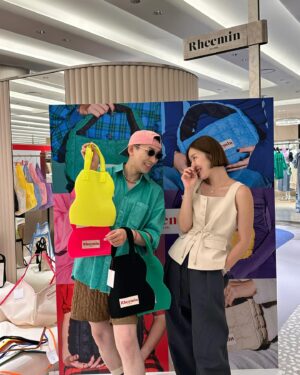 Kim Ho-young Instagram - 옥수동공유님과 함께 #현대백화점무역센터점 5층 .
#리민팝업 💖
.
이젠 정말 라인들이 많아져서 결정장애를 일으키네~👍🏻
.
개구쟁이 세민형이 @paxe_1126  나 #백팩 도 사줬다🖤 땡큐! 
.
우리 민경이누나 @alicemommom  어제 춘천에서 콘서트 하구선  이렇게나 팝업 매장에서 열일 🔥🔥🔥 대단해 👏👏👏 .
.
우리 다 #호이팅 하자!!! 🫶🏻
.
#리민 #리민백 @rheemin_official