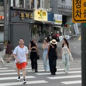 Kim Ho-young Instagram - 오랜만에 완전체로 디너타임! #팔구장어 @palgu_jangeo 
.
오늘의 게스트 꾹이 @jogook09 🌹 우리의 사랑 독차지 🤣
.
선선한 초여름밤에 먹고 걷고 마시고 걷고 웃고 👍🏻