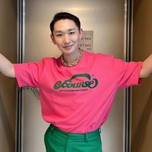 Kim Ho-young Instagram - 오늘 야단났던 #호이스타일 💖💚 #호오티디 😎
.
라디오방송 하면서 양말을 보여드린 건.. 뒷꿈치를 보여드린 건 처음🤣
.
오늘은 #수박바 느낌의 #패션스타일 이었지요 🤭
.
오늘 착용한 아이템들도 궁금하시죠!? ㅎ 
@hoy_hootd  계정 피드에 정리해서 올릴게요~^^ 
일단 사진에는 태그를 😉