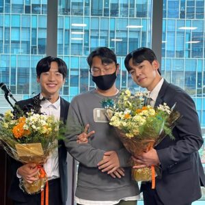 Kim Hyeon-mok Instagram - 월수금화목토 빠이
1.정한이 빠이🥲
2.해진이형 오기 전에 형 자리 한 번
3.내 번호 없는 형석이 자식(난 있음)
4.세상 젤 재밌는 정성호 선배님이랑 한 컷(유리에..)
5.오랜만에 경혜 만나서 꽃이랑 같이 찍어줌
6.천재 이승국 형님이랑 1년만에 재회샷
7.다솜이랑 샷(다솜이 혼자 다 준비함🥲)
8.감독님 제일 잘 나온 사진으로 픽
9.드라마에서 나 먹여 살려준 우리 해진이형이랑

끝나니까 또 그립네😔
#월수금화목토#빠이