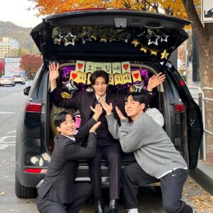 Kim Hyeon-mok Instagram - 월수금화목토 빠이
1.정한이 빠이🥲
2.해진이형 오기 전에 형 자리 한 번
3.내 번호 없는 형석이 자식(난 있음)
4.세상 젤 재밌는 정성호 선배님이랑 한 컷(유리에..)
5.오랜만에 경혜 만나서 꽃이랑 같이 찍어줌
6.천재 이승국 형님이랑 1년만에 재회샷
7.다솜이랑 샷(다솜이 혼자 다 준비함🥲)
8.감독님 제일 잘 나온 사진으로 픽
9.드라마에서 나 먹여 살려준 우리 해진이형이랑

끝나니까 또 그립네😔
#월수금화목토#빠이