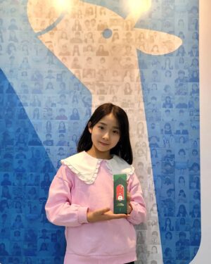 Kim Hyo-gyeong Instagram - ㆍ
#지난기록 

오디션보고 올 해 마지막 성장 체크하러 하이키 한의원에 간 효경👧

한 해동안 열심히 잘 컸다고 원장님께 칭찬도 받고  예쁜 새해 선물도 받고🎁

한 해동안 효경이가 잘 클 수 있게 성장 체크해 주시고 도와주신 하이키 한의원 감사합니다🙇‍♀️
@highki_1992 

열심히 부지런히 잘 커준 우리딸 효경이~~
고생했어👏👏👏

ㆍ
ㆍ
ㆍ
ㆍ
ㆍ
ㆍ
ㆍ

#김효경 #아역배우김효경 #하이키한의원 #성장체크 #성장관리 #쑥쑥자라는중🌱
#열심히성장중 #내년에도화이팅