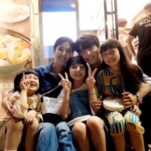 Kim Hyo-gyeong Instagram - ㆍ
모두 모두 여기를 보세요🎥

#해피추석🌕 
#건강한추석보내세요🌝 
#행복한하늘바다해 
#행복한시간
#감사한인연
#현재는아름다워 
#itsbeautifulnow 
#ヒョンジェは美しい
#KBS주말드라마
#김효경 #최하늘
#임예진 #최바다
#김소민 #최해
#윤시윤 #이현재
#배다빈 #현미래