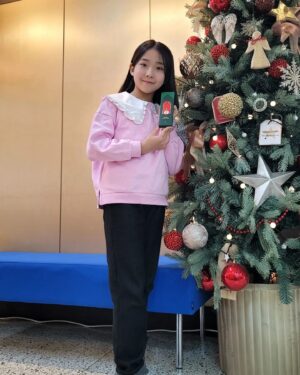 Kim Hyo-gyeong Instagram - ㆍ
#지난기록 

오디션보고 올 해 마지막 성장 체크하러 하이키 한의원에 간 효경👧

한 해동안 열심히 잘 컸다고 원장님께 칭찬도 받고  예쁜 새해 선물도 받고🎁

한 해동안 효경이가 잘 클 수 있게 성장 체크해 주시고 도와주신 하이키 한의원 감사합니다🙇‍♀️
@highki_1992 

열심히 부지런히 잘 커준 우리딸 효경이~~
고생했어👏👏👏

ㆍ
ㆍ
ㆍ
ㆍ
ㆍ
ㆍ
ㆍ

#김효경 #아역배우김효경 #하이키한의원 #성장체크 #성장관리 #쑥쑥자라는중🌱
#열심히성장중 #내년에도화이팅