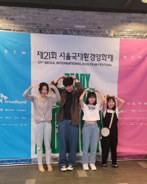 Kim Hyo-gyeong Instagram - ㆍ
어제 다녀온 
#제21회서울국제환경영화제

2년전에 좋은 기회로 행복하게 촬영했던 
김영준감독님 단편영화 고양이 통역기가 
상영해서 참석했어요.

효경이는 연기 정말 잘하시는 
예쁜 서예화배우님의 어린시절을 연기했어요.

감동과 사랑,행복을 느낄 수 있는 
좋은 영화에 함께 촬영할 수 있는 기회를 주신
김영준감독님 감사합니다😍

ㆍ
ㆍ
ㆍ
#단편영화 #고양이통역기 #김영준감독님 #서예화배우님
#메가박스상암 #상영회 #김효경 #드라마 #판타지 #반려묘 #소중한인연 #감사한인연
#서울국제환경영화제 #영화제