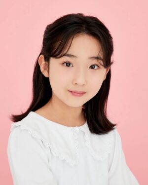Kim Hyo-gyeong Instagram - ㆍ
#프로필

효경이의 새 프로필🌟

작년에 예약하고 머리 길러서 찍고 싶어서 
미루고 미뤄서 기다리고 기다리다 찍은 프로필
하나하나 넘 감동이라서 
셀렉하는라 힘들었지만 
효경이의 새로운 이미지를 찾아주시고
머리카락 한올한올 신경써서 예쁘게 꾸며주신
작가님 메이크업실장님 감사합니다🙇‍♀️

📷@gradationmood_studio 
💄@gon__make

ㆍ
ㆍ
ㆍ
ㆍ
ㆍ
ㆍ
ㆍ

#김효경 #배우김효경 #뉴프로필 #새로운이미지
#그라데이션무드 #아역프로필 #배우프로필