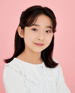 Kim Hyo-gyeong Instagram - ㆍ
#프로필

효경이의 새 프로필🌟

작년에 예약하고 머리 길러서 찍고 싶어서 
미루고 미뤄서 기다리고 기다리다 찍은 프로필
하나하나 넘 감동이라서 
셀렉하는라 힘들었지만 
효경이의 새로운 이미지를 찾아주시고
머리카락 한올한올 신경써서 예쁘게 꾸며주신
작가님 메이크업실장님 감사합니다🙇‍♀️

📷@gradationmood_studio 
💄@gon__make

ㆍ
ㆍ
ㆍ
ㆍ
ㆍ
ㆍ
ㆍ

#김효경 #배우김효경 #뉴프로필 #새로운이미지
#그라데이션무드 #아역프로필 #배우프로필