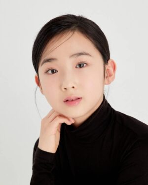 Kim Hyo-gyeong Instagram - ㆍ
#프로필

효경이의 새 프로필🌟

작년에 예약하고 머리 길러서 찍고 싶어서 
미루고 미뤄서 기다리고 기다리다 찍은 프로필
하나하나 넘 감동이라서 
셀렉하는라 힘들었지만 
효경이의 새로운 이미지를 찾아주시고
머리카락 한올한올 신경써서 예쁘게 꾸며주신
작가님 메이크업실장님 감사합니다🙇‍♀️

📷@gradationmood_studio 
💄@gon__make

ㆍ
ㆍ
ㆍ
ㆍ
ㆍ
ㆍ
ㆍ

#김효경 #배우김효경 #뉴프로필 #새로운이미지
#그라데이션무드 #아역프로필 #배우프로필