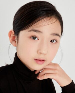 Kim Hyo-gyeong Instagram - ㆍ
#프로필

효경이의 새 프로필🌟

작년에 예약하고 머리 길러서 찍고 싶어서 
미루고 미뤄서 기다리고 기다리다 찍은 프로필
하나하나 넘 감동이라서 
셀렉하는라 힘들었지만 
효경이의 새로운 이미지를 찾아주시고
머리카락 한올한올 신경써서 예쁘게 꾸며주신
작가님 메이크업실장님 감사합니다🙇‍♀️

📷@gradationmood_studio 
💄@gon__make

ㆍ
ㆍ
ㆍ
ㆍ
ㆍ
ㆍ
ㆍ

#김효경 #배우김효경 #뉴프로필 #새로운이미지
#그라데이션무드 #아역프로필 #배우프로필
